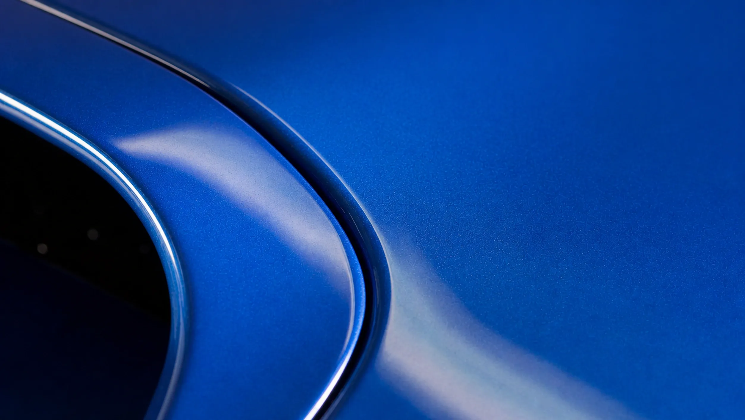 Gouttelettes d’eau sur une carrosserie bleue fraîchement peinte